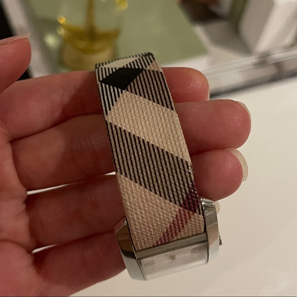 Women’s Burberry watch - Picture 6 of 9